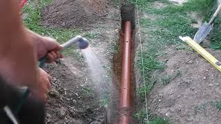 Самый простой способ сделать уклон канализационной трубы в траншее.