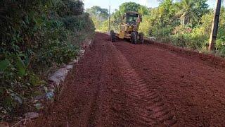 Estrada rural Trator e motoniveladora trabalhando base para asfaltomotorgrader