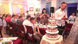 Свадебный торт продаётся гостям на аукционе