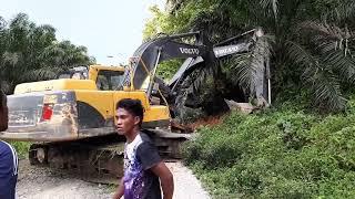 Kecelakaan tronton bawah excavator volvo