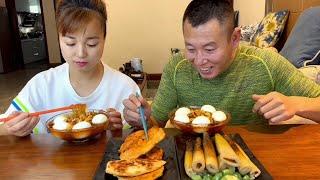 和他吃饭你就得留个心眼儿，不然什么都吃不到#eating show#eating challenge#husband and wife eating food#eating #asmr eating