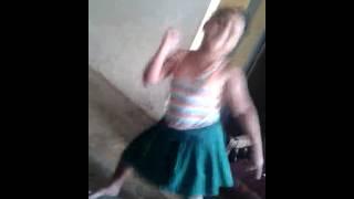 Letícia dançando vingadora