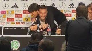 Hier erfährt Poldi dass er in seinem letzten Spiel für die Nationalmannschaft als Kapitän antritt