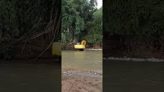 Alat berat nekat nyebur sungai habis banjir