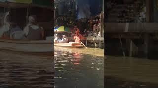 Voyage  Un marché flottant en Thaïlande
