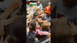 Anak-anak #Gaza berebut sepotong Roti   #palestine #freepalestine #palestina #shorts