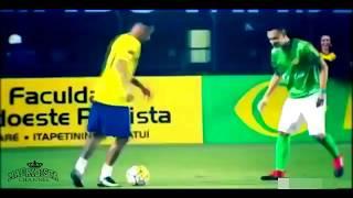 Защитник встал на колени перед Неймаром-The defender stood on his knees in front of Neymar