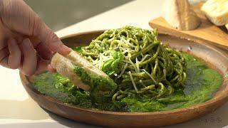 Hurom M100 un piatto di pasta al pesto e un succo di arancia