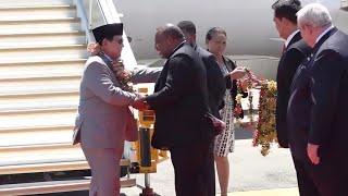 Momen Menhan Prabowo tiba di bandara internasional Port Moresby dan disambut hangat PM James Marape.