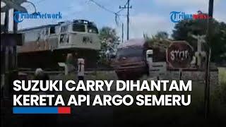 Mobil Suzuky Carry Dihantam Kereta Api Argo Semeru di Madiun Terekam Sempat Terpental