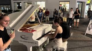 Play with beautiful Piano Girl Luana I giorni by Ludovico Einaudi – Public street Piano