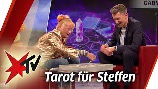 Gaby Köster als Zukunftsorakel Steffen Hallaschka bekommt die Karten gelegt  stern TV Talk