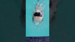 Rollwende für Anfänger  in Slow Motion  von oben  #shorts #schwimmbad #schwimmen