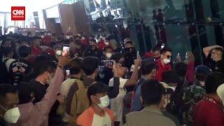 Tiba Di Bandara Soetta Timnas Senior Disambut Yel Yel Suporter