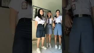 Anak SMA rok pendek joget didepan kelas