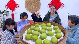 Eat Qingtuan dumplings during Qingming Festival and make them together as a family