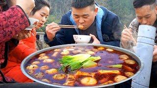 Down the mountain to buy ingredients the family eat spicy hot pot really happy