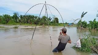 branjang ikan di saat air sungai sedang banjir besar...