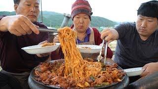 매콤한 제육 볶음에 소면 얹어서 후루룩 Stir-fried spicy pork & Noodles요리&먹방 - Mukbang eating show