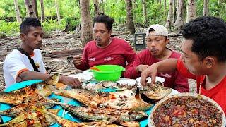 kehidupan anak pulau mancing dan bakar ikan di pantai