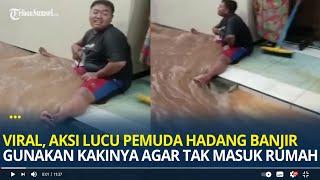 Viral Aksi Lucu Pemuda Hadang Banjir Gunakan Kedua Kakinya Agar Air Tak Masuk Rumah