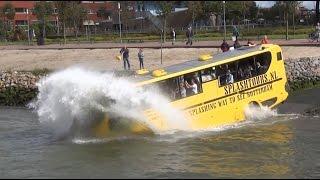 Amfibiebus  Busboot rijdt het water in