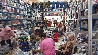 Suasana Pusat Pasar Grosir Pakaian Kota Medan