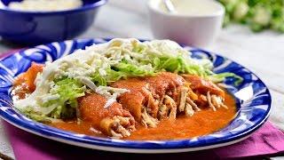 Tacos ahogados de pollo en salsa roja