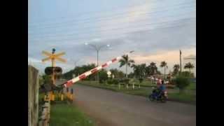Banten Ekspres dengan kecepatan tinggi melintasi kawasan industri