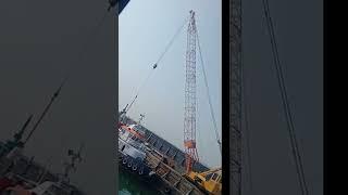 Alat berat cren loding logistic kontruksi di atas kapal tongkang..