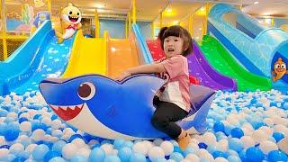 Naik Balon Baby Shark Main Perosotan di Baby Shark Playground Lompat Trampolin