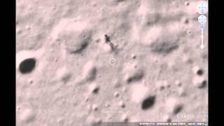 Камеры зафиксировали человекоподобное существо перемещающееся по поверхности Луны