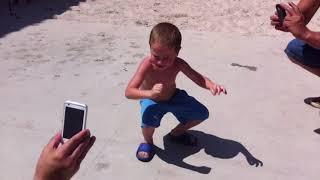 Competencia de niños bailando merengue