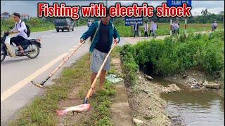 Suddenly met a man who was fishing with electricity #electrofishing  #carp #conservation