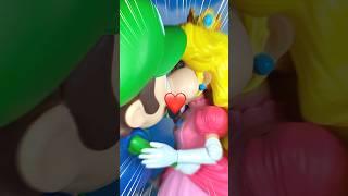 【Super Mario】Luigi forcefully kisses Princess Peach #supermario #shorts #mario