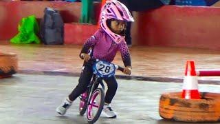 Balapan Anak Kecil Lucu Sepeda Tanpa Pedal TERJATUH Bangun Lagi Video Push Bike Race
