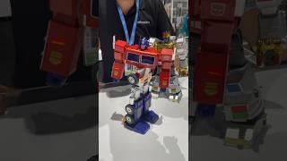 Amazing Transforming Optimus Prime & Grimlock Robots at Comic Con  Transformers