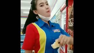 PEGAWAI INDOMARET MAIN TIKTOK SAMBIL MAKAN ROTI KAUM JOMBLO MERAPAT