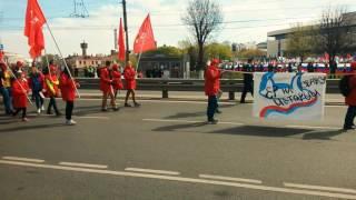 Красные колонны КПРФ идут мимо митинга Единой России на Пушкина - Иваново - 1 Мая - 2016