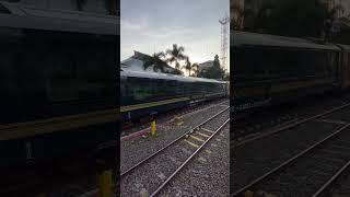Kereta Api Turangga Masuk Stasiun Bandung