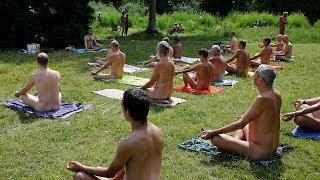 Nudists in Paris Naturalists frolic in the Parisian sun on ‘naked day’