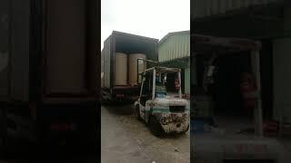 Tronton Box Om Apip Laki Muat Kertas Roll di Indah Kiat Perawang Riau