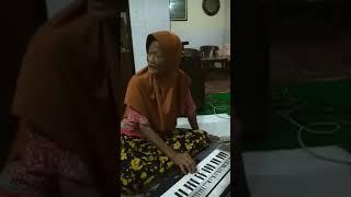 Mantan keyboardiz Nasida ria generasi 1 Bu musyarofah2