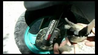 Как заменить поменять передние тормозные колодки дискового тормоза на скутере Yamaha