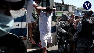 La policía acompaña a los pandilleros detenidos en El Salvador durante el estado de emergencia