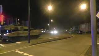 Eine große Leopard 2 Panzer Kolonne in Gütersloh um 22.00 Uhr