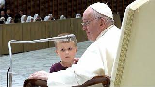 شاهد طفل يخطف الأضواء من بابا الفاتيكان