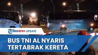 Viral Video 2 Bus TNI AL Nekat Terobos Perlintasan Kereta di Malang Nyaris Tertabrak KA