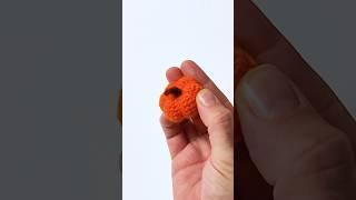 Crochet a mini pumpkin