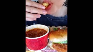 Eating Wendy’s chili cheese fries n spicy chicken sandwich #shorts #asmr